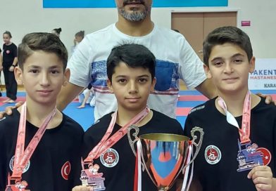 Minik Karatecilerimiz Milli Takım adına yarıştıkları Marmara Cup Şampiyonası’ndan Madalya ve Kupalarla döndüler..